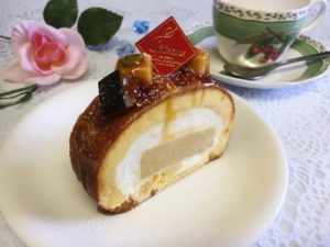 今月のおすすめケーキpop 16 川越芋のロールケーキ カフェ用ケーキ デザート 業務用冷凍ケーキの仕入れ 卸は クオ スイーツ